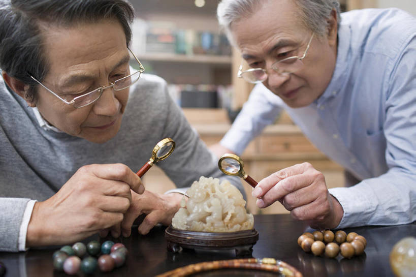 东方人,成年人,老年人,头发,一个人,两个人,家,横图,室内,白天,正面,友谊,复古,书房,北京,中国,亚洲,仅一个男性,仅一个人,握,检查,艺术,分析,放大镜,眼镜,休闲装,书桌,商贩,传统,看,站着,仅一个老年男性,休闲,亲密,握着,财富,摄影,放大,古董,查看,玉器,权威,退休,珍贵,专心,中国文化,爱好,手艺,古典风格,东亚,陪同,收集,古代文明,陪伴,判断,老年男性,男人,男性,亚洲人,中国人,商人,休闲活动,坐着,半身,彩图,和蔼,传统文化,人老心不老,伴随