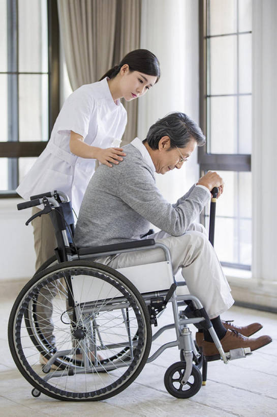 东方人,成年人,老年人,头发,两个人,医生,病人,护士,家,竖图,室内,白天,侧面,工作服,制服,北京,中国,亚洲,握,眼镜,休闲装,轮椅,站着,医护人员,医疗人员,亲密,服务,护理,握着,摄影,生活方式,拐杖,看护,协助,手杖,安慰,医疗,疾病,退休,脆弱,关爱,痛苦,残疾,东亚,瘫痪,实验服,陪同,悲哀,工作制服,疗养院,责任,陪伴,孤独,老年男性,男人,男性,年轻女性,女人,女性,亚洲人,中国人,年轻人,大夫,坐着,彩图,全身,工作套服,收容所,伴随