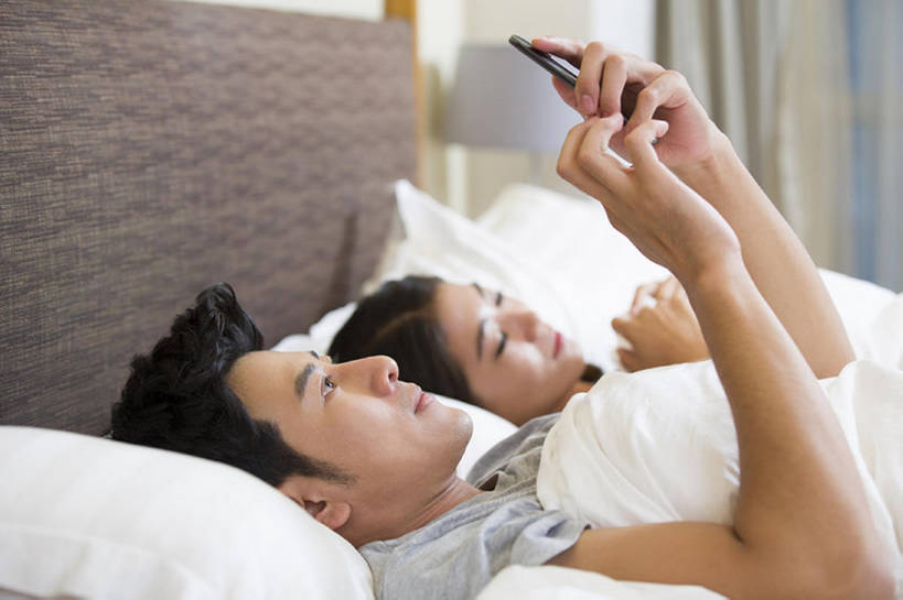 东方人,成年人,脸,头,脸颊,两个人,家庭,丈夫,妻子,家,横图,室内,白天,侧面,快乐,幸福,技术,床,卧室,城市,手机,北京,中国,亚洲,连接,握,房屋,公寓,休闲装,肩膀,枕头,看,休息,休闲,舒服,温暖,温馨,一家人,亲密,握着,摄影,生活方式,和睦,舒适,享乐,发短信,房地产,家居服,棉被,智能手机,东亚,陪同,无线电技术,陪伴,男人,男性,年轻男性,年轻女性,女人,女性,亚洲人,中国人,年轻人,头部,脸部,脸蛋,面部,情侣,睡觉,躺着,仰卧,彩图,欢乐,融洽,伴随