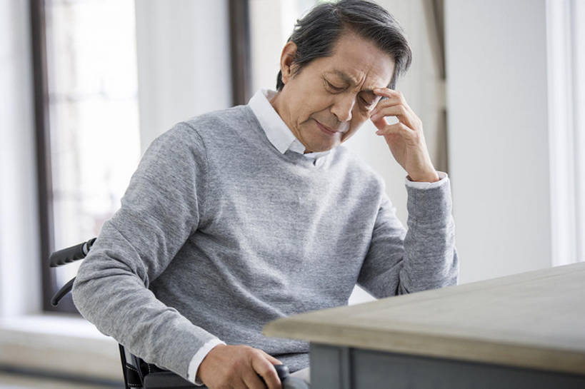 东方人,成年人,老年人,头发,一个人,家,横图,室内,白天,正面,窗户,桌子,北京,中国,亚洲,仅一个男性,仅一个人,休闲装,轮椅,仅一个老年男性,皱眉,摄影,生活方式,头痛,疾病,退休,脆弱,痛苦,残疾,东亚,瘫痪,孤独,老年男性,男人,男性,亚洲人,中国人,闭着眼睛,坐着,半身,彩图