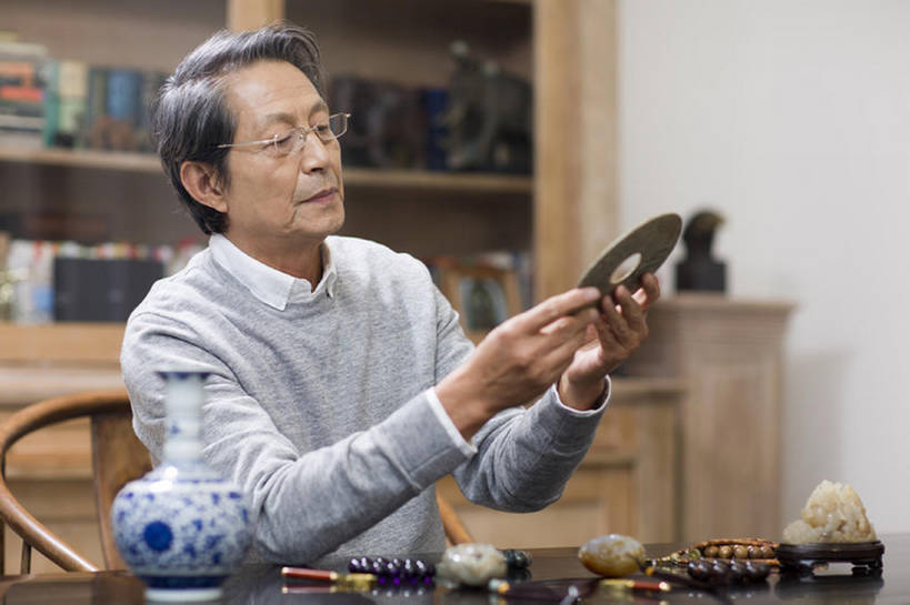 东方人,成年人,老年人,头发,一个人,家,横图,室内,白天,正面,复古,书房,花瓶,北京,中国,亚洲,仅一个男性,仅一个人,握,检查,艺术,分析,眼镜,休闲装,书桌,商贩,传统,装饰品,看,仅一个老年男性,休闲,握着,财富,摄影,古董,查看,青花瓷,玉器,权威,退休,珍贵,专心,宝石,中国文化,爱好,手艺,古典风格,东亚,收集,古代文明,判断,老年男性,男人,男性,亚洲人,中国人,商人,休闲活动,坐着,半身,彩图,和蔼,传统文化,人老心不老,玉璧