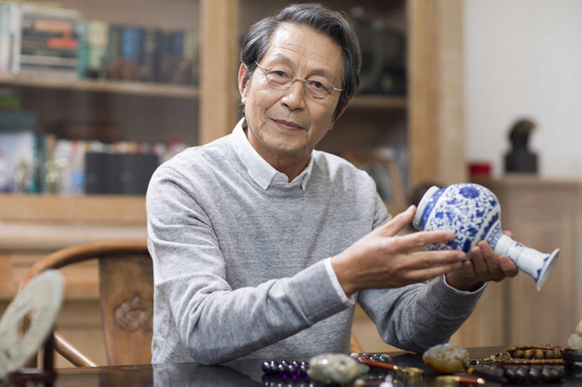 东方人,成年人,老年人,头发,一个人,家,横图,室内,白天,正面,复古,信心,书房,花瓶,北京,中国,亚洲,仅一个男性,仅一个人,握,检查,艺术,分析,眼镜,注视,休闲装,书桌,商贩,传统,装饰品,观察,看,仅一个老年男性,休闲,握着,财富,摄影,古董,查看,观看,青花瓷,玉器,权威,察看,退休,珍贵,宝石,关注,中国文化,爱好,手艺,古典风格,东亚,收集,古代文明,判断,老年男性,男人,男性,亚洲人,中国人,商人,休闲活动,坐着,半身,彩图,和蔼,传统文化,人老心不老