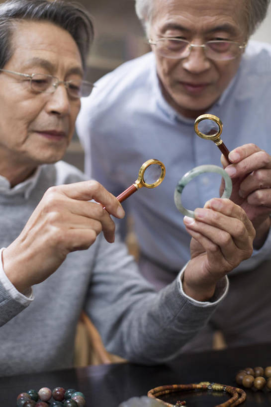 东方人,成年人,老年人,头发,一个人,两个人,家,竖图,室内,白天,正面,友谊,复古,书房,北京,中国,亚洲,仅一个男性,仅一个人,握,检查,艺术,分析,放大镜,眼镜,休闲装,书桌,商贩,传统,看,站着,仅一个老年男性,休闲,亲密,握着,财富,摄影,手镯,放大,古董,查看,玉器,权威,退休,珍贵,专心,中国文化,爱好,手艺,古典风格,东亚,陪同,收集,古代文明,陪伴,判断,老年男性,男人,男性,亚洲人,中国人,商人,休闲活动,坐着,半身,彩图,和蔼,传统文化,人老心不老,伴随
