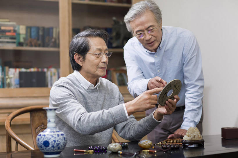 东方人,成年人,老年人,头发,一个人,两个人,家,横图,室内,白天,正面,讨论,友谊,复古,书房,花瓶,北京,中国,亚洲,仅一个男性,仅一个人,握,检查,艺术,分析,眼镜,休闲装,书桌,商贩,传统,看,手势,站着,仅一个老年男性,休闲,亲密,握着,财富,摄影,古董,查看,青花瓷,玉器,权威,退休,珍贵,专心,指着,中国文化,爱好,手艺,古典风格,东亚,陪同,收集,古代文明,陪伴,判断,老年男性,男人,男性,亚洲人,中国人,商人,休闲活动,说话,坐着,半身,彩图,和蔼,打手势,传统文化,人老心不老,玉璧,伴随