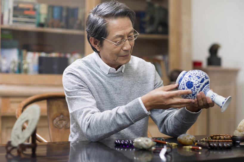 东方人,成年人,老年人,头发,一个人,家,横图,室内,白天,正面,复古,书房,花瓶,北京,中国,亚洲,仅一个男性,仅一个人,握,检查,艺术,分析,眼镜,休闲装,书桌,商贩,传统,装饰品,看,仅一个老年男性,休闲,握着,财富,摄影,古董,查看,青花瓷,玉器,权威,退休,珍贵,专心,宝石,中国文化,爱好,手艺,古典风格,东亚,收集,古代文明,判断,老年男性,男人,男性,亚洲人,中国人,商人,休闲活动,坐着,半身,彩图,和蔼,传统文化,人老心不老