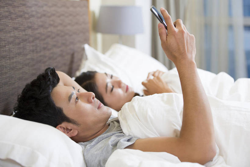 东方人,成年人,两个人,家庭,丈夫,妻子,家,横图,室内,白天,侧面,快乐,幸福,技术,床,卧室,城市,手机,北京,中国,亚洲,连接,握,房屋,公寓,休闲装,枕头,看,休息,休闲,舒服,温暖,温馨,一家人,亲密,握着,摄影,生活方式,和睦,舒适,享乐,发短信,房地产,家居服,棉被,智能手机,东亚,陪同,无线电技术,陪伴,男人,男性,年轻男性,年轻女性,女人,女性,亚洲人,中国人,年轻人,情侣,睡觉,躺着,仰卧,半身,彩图,欢乐,融洽,伴随