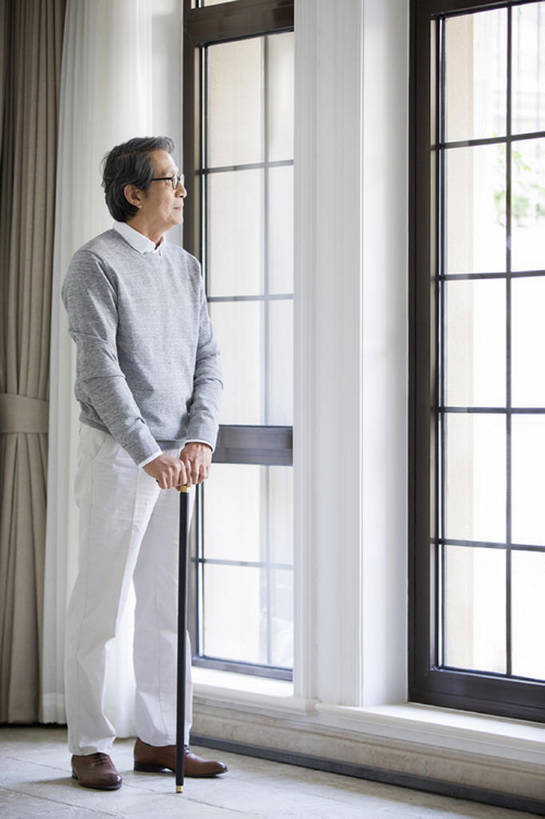 东方人,成年人,老年人,头发,一个人,家,竖图,室内,白天,侧面,窗户,北京,中国,亚洲,仅一个男性,仅一个人,握,注视,休闲装,观察,看,站着,仅一个老年男性,想,握着,摄影,生活方式,拐杖,观看,支撑,手杖,察看,退休,脆弱,关注,东亚,疗养院,孤独,老年男性,男人,男性,亚洲人,中国人,彩图,全身,收容所