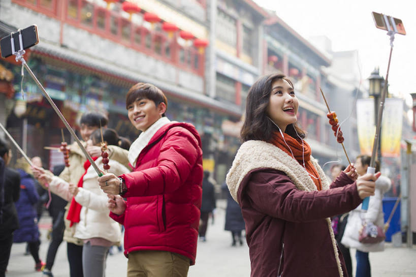 东方人,成年人,四个人,笑,微笑,露齿笑,横图,室外,白天,正面,爱情,度假,快乐,友谊,幸福,技术,美景,城市风光,城市,胡同,街道,手机,北京,中国,春节,亚洲,握,风俗,节日,庆祝,装饰,景观,冬天,美味,食品,耳塞,饮品,浪漫,音乐,休闲装,娱乐,传统,饮食,食物,饮料,拍照,耳麦,围巾,中国菜,甜食,看,站着,享受,休闲,温暖,温馨,景色,恩爱,放松,精神,亲密,握着,自拍,约会,恋人,摄影,生活方式,围脖,糖葫芦,保暖,华丽,点缀,和睦,享乐,仪式,御寒,都市风光,可口,中国文化,典礼,市区,智能手机,视频会议,东亚,陪同,衬托,美观,雅致,雅观,无线电技术,元旦,制度,适口,陪伴,男人,男性,年轻男性,年轻女性,女人,女性,亚洲人,中国人,年轻人,情侣,休闲活动,半身,彩图,欢乐,照相,伴侣,融洽,传统文化,冬衣,传统节日,伴随,自拍杆