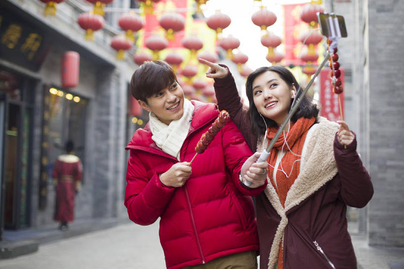 东方人,成年人,两个人,笑,微笑,露齿笑,横图,室外,白天,正面,爱情,度假,快乐,幸福,技术,美景,城市风光,城市,胡同,街道,手机,照明,北京,中国,春节,亚洲,吊挂,握,悬挂,风俗,节日,庆祝,装饰,灯笼,纸灯笼,景观,冬天,美味,食品,耳塞,饮品,浪漫,音乐,挂,听,玩,休闲装,娱乐,传统,饮食,食物,饮料,拍照,红色,耳麦,围巾,灯具,中国菜,甜食,看,站着,享受,休闲,温暖,温馨,景色,恩爱,放松,精神,亲密,握着,自拍,约会,恋人,摄影,生活方式,围脖,糖葫芦,保暖,华丽,照亮,点缀,和睦,指着,享乐,仪式,御寒,照明设备,都市风光,可口,中国文化,典礼,市区,智能手机,视频会议,东亚,陪同,衬托,美观,雅致,雅观,无线电技术,元旦,制度,适口,陪伴,男人,男性,年轻男性,年轻女性,女人,女性,亚洲人,中国人,年轻人,情侣,休闲活动,半身,彩图,爱,欢乐,照相,伴侣,融洽,传统文化,冬衣,传统节日,伴随,自拍杆