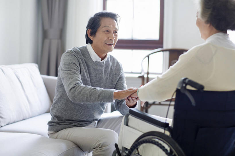 东方人,成年人,老年人,头发,两个人,丈夫,妻子,病人,家,笑,微笑,露齿笑,横图,室内,白天,正面,快乐,幸福,窗户,沙发,北京,中国,亚洲,休闲装,白色,轮椅,休闲,面对面,亲密,摄影,生活方式,退休,享乐,脆弱,关爱,残疾,东亚,瘫痪,陪同,陪伴,老年男性,老年女性,男人,男性,女人,女性,亚洲人,中国人,情侣,手牵手,说话,坐着,彩图,欢乐,和蔼,伴随