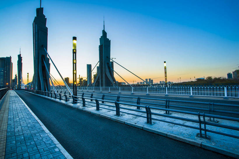 无人,栏杆,横图,室外,背景,度假,日出,石头,美景,日落,城市风光,城市,道路,高速公路,建筑,街道,路,路灯,公路,中国,亚洲,石子,直线,景观,路边,人行道,桥,车道,地面,交通,黎明,娱乐,现代,蓝色,风景,蓝天,天空,黄昏,享受,休闲,景色,放松,运输,摄影,建造,宁静,柏油路,早晨,都市风光,沥青,东亚,石块,岩石,马路,彩图,高层建筑,自行车道,建筑结构,广角,汽车广告背景图