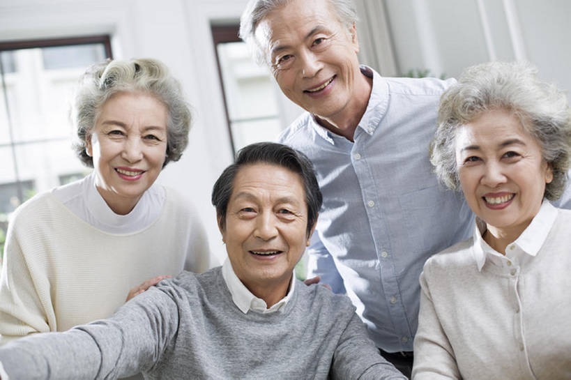 东方人,成年人,老年人,头发,四个人,家庭,丈夫,妻子,家,笑,微笑,露齿笑,横图,室内,白天,正面,聚会,快乐,友谊,幸福,窗户,北京,中国,亚洲,连接,聚餐,注视,休闲装,白色,观察,看,休闲,健康,温暖,温馨,一家人,亲密,摄影,生活方式,观看,和睦,察看,退休,享乐,合影,关注,肖像,东亚,陪同,陪伴,老年男性,老年女性,男人,男性,女人,女性,亚洲人,中国人,情侣,休闲活动,坐着,半身,彩图,欢乐,和蔼,融洽,人老心不老,伴随