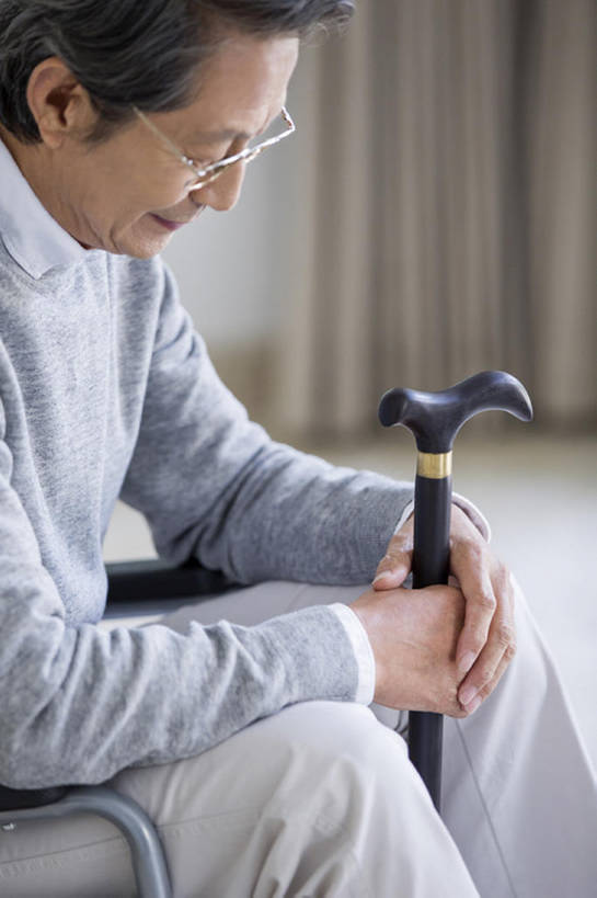 东方人,成年人,老年人,头发,一个人,病人,家,竖图,室内,白天,侧面,北京,中国,亚洲,仅一个男性,仅一个人,握,眼镜,休闲装,轮椅,仅一个老年男性,想,握着,摄影,生活方式,拐杖,手杖,退休,脆弱,残疾,东亚,瘫痪,疗养院,孤独,老年男性,男人,男性,亚洲人,中国人,坐着,彩图,收容所