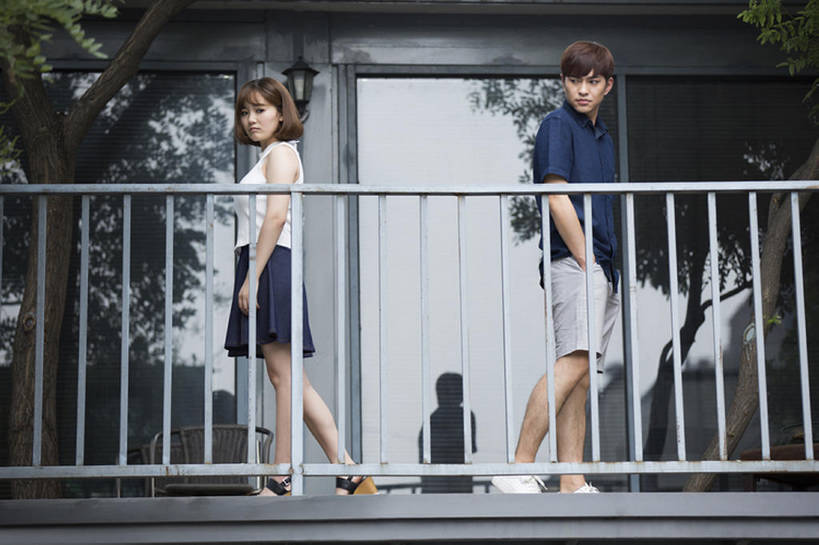 东方人,成年人,两个人,学生,栏杆,横图,室外,白天,侧面,仰视,裙子,爱情,窗户,阳台,建筑,玻璃,北京,中国,亚洲,短裤,服装,沮丧,生气,冲突,反射,分离,浪漫,休闲装,衣服,夏天,站着,温暖,温馨,短袖,恩爱,压力,背对背,愤怒,恋人,摄影,服饰,离开,失望,恼怒,悲伤,和睦,愤慨,伤心,难过,怒气,气愤,衣着,穿着,发怒,怒火,问题,情绪,脾气,东亚,忿怒,怨恨,分手,强烈,悲哀,衣饰,哀痛,悲戚,悲痛,气忿,愤恨,肝火,激动,认真,男人,男性,年轻男性,年轻女性,女人,女性,亚洲人,中国人,年轻人,情侣,大学生,步行,两手抄兜,争论,彩图,低角度拍摄,全身,伴侣,融洽,闷闷不乐