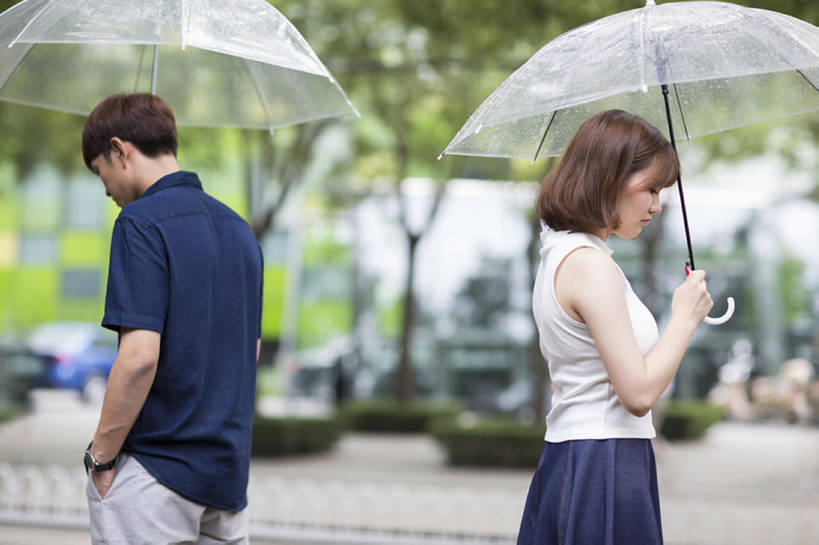 东方人,成年人,两个人,学生,横图,室外,白天,侧面,裙子,爱情,雨,城市,北京,中国,亚洲,握,服装,沮丧,生气,冲突,透明,分离,伞,天气,浪漫,休闲装,衣服,夏天,站着,温暖,温馨,短袖,恩爱,压力,握着,愤怒,恋人,摄影,服饰,恼怒,悲伤,和睦,愤慨,伤心,难过,怒气,气愤,衣着,穿着,发怒,怒火,问题,情绪,脾气,东亚,忿怒,怨恨,分手,强烈,悲哀,衣饰,哀痛,悲戚,悲痛,气忿,愤恨,肝火,激动,认真,男人,男性,年轻男性,年轻女性,女人,女性,亚洲人,中国人,年轻人,情侣,大学生,两手抄兜,争论,彩图,伴侣,融洽,闷闷不乐