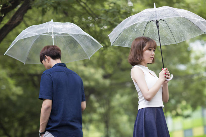 东方人,成年人,两个人,学生,横图,室外,白天,侧面,裙子,爱情,旅游,度假,美景,雨,城市,北京,中国,亚洲,握,服装,沮丧,生气,冲突,透明,分离,伞,景观,天气,浪漫,休闲装,娱乐,树,衣服,绿色,自然,夏天,站着,享受,休闲,温暖,温馨,短袖,景色,恩爱,放松,压力,握着,愤怒,恋人,摄影,服饰,恼怒,悲伤,和睦,愤慨,伤心,难过,怒气,气愤,衣着,穿着,发怒,怒火,自然风光,问题,情绪,脾气,东亚,忿怒,怨恨,分手,强烈,悲哀,衣饰,哀痛,悲戚,悲痛,气忿,愤恨,肝火,激动,认真,男人,男性,年轻男性,年轻女性,女人,女性,亚洲人,中国人,年轻人,情侣,大学生,两手抄兜,争论,彩图,伴侣,融洽,闷闷不乐