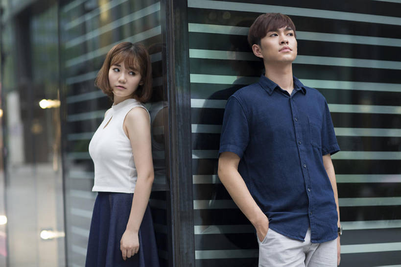 东方人,成年人,两个人,学生,横图,室外,白天,正面,裙子,爱情,度假,美景,窗户,城市风光,城市,建筑,玻璃,北京,中国,亚洲,服装,沮丧,生气,景观,角落,浪漫,休闲装,娱乐,衣服,夏天,靠,靠着,站着,享受,休闲,温暖,温馨,短袖,景色,恩爱,放松,想,愤怒,恋人,摄影,服饰,恼怒,悲伤,和睦,愤慨,伤心,难过,怒气,气愤,衣着,穿着,都市风光,发怒,怒火,玻璃墙,问题,情绪,脾气,东亚,忿怒,怨恨,分手,强烈,悲哀,衣饰,哀痛,悲戚,悲痛,玻璃砖,气忿,愤恨,肝火,激动,男人,男性,年轻男性,年轻女性,女人,女性,亚洲人,中国人,年轻人,情侣,大学生,两手抄兜,争论,彩图,伴侣,融洽,闷闷不乐