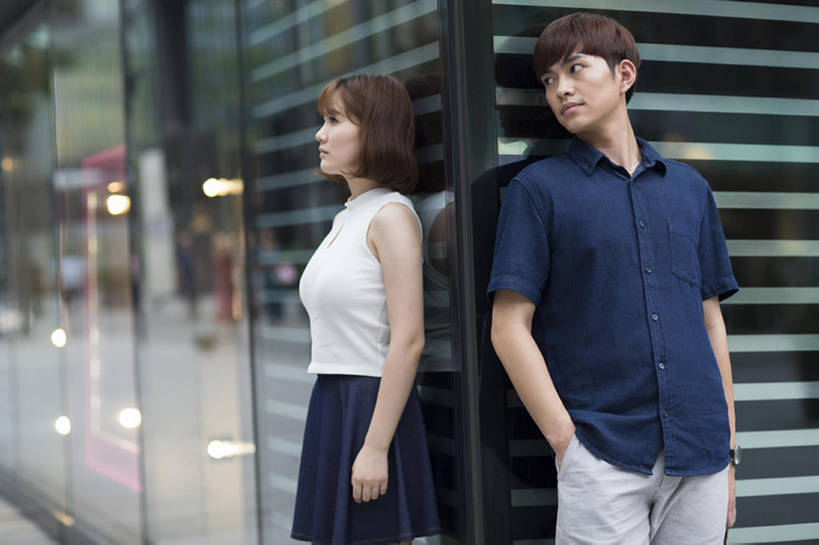 东方人,成年人,两个人,学生,横图,室外,白天,正面,裙子,爱情,度假,美景,窗户,城市风光,城市,建筑,玻璃,北京,中国,亚洲,服装,沮丧,生气,景观,角落,浪漫,休闲装,娱乐,衣服,夏天,靠,靠着,站着,享受,休闲,温暖,温馨,短袖,景色,恩爱,放松,想,愤怒,恋人,摄影,服饰,恼怒,悲伤,和睦,愤慨,伤心,难过,怒气,气愤,衣着,穿着,都市风光,发怒,怒火,玻璃墙,问题,情绪,脾气,东亚,忿怒,怨恨,分手,强烈,悲哀,衣饰,哀痛,悲戚,悲痛,玻璃砖,气忿,愤恨,肝火,激动,男人,男性,年轻男性,年轻女性,女人,女性,亚洲人,中国人,年轻人,情侣,大学生,两手抄兜,争论,彩图,伴侣,融洽,闷闷不乐