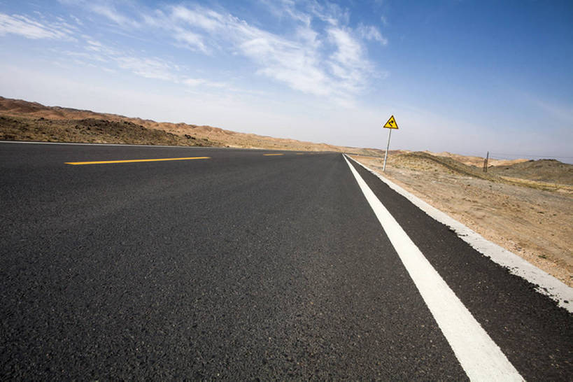 无人,横图,室外,白天,留白,消失点,旅游,度假,旅途,美景,道路,高速公路,路,指示牌,公路,中国,亚洲,标志,文字,直线,地平线,地形,景观,路边,云,辽阔,分界线,地面,停车线,交通,方向,娱乐,标识,箭头,蓝色,风景,天空,自然,享受,休闲,广阔,景色,放松,运输,摄影,双黄线,车行道,车行道分界线,宁静,一望无际,自驾游,指向,贫瘠,自然风光,延伸,标线,交通标志,东亚,警告标志,车行线,地貌,内蒙古,天地相交,簇,无边无际,一马平川,方向标,罕见,荒僻,偏僻,偏远,冷僻,荒地,马路,彩图,旅行,汽车广告背景图,bj175