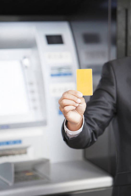 成年人,中年人,手,一个人,商务人士,商务男性,竖图,室外,特写,白天,衬衫,商务,信用卡,北京,中国,亚洲,仅一个男性,仅一个人,仅一个中年男性,套装,正装,朦胧,模糊,拿着,金融,理财,摄影,经济,便利,金卡,出示,商务装,流通,贸易,工薪阶层,自动化,东亚,自动取款机,男人,男性,中年男性,白领,上班族,彩图,衬衣,bj175