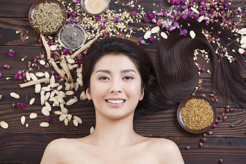 东方人,成年人,脸,头,脸颊,裸体,一个人,美容院,躺,笑,微笑,露齿笑,横图,俯视,特写,正面,按摩,化妆,美容,快乐,幸福,信心,建材,建筑,桂花,石榴,水果,北京,中国,亚洲,仅一个年轻女性,仅一个女性,仅一个人,护肤,准备,丰富,发光,木制,材料,木板,木材,食品,药草,注视,干净,裸露,肩膀,木柴,茉莉,白色,盘子,精油,香薰,红花,观察,看,保养,享受,休息,休闲,概念,健康,舒服,面膜,放松,活力,美女,SPA水疗,保健,芳香疗法,温泉浴场,摄影,建造,有机食品,木料,多样,护发素,观看,皮肤,光滑,散开,察看,卫生,维生素,高雅,优美,享乐,简单,草本,关爱,关注,清新,中国文化,肖像,裸,舒心,舒缓,香薰精油,中医,东亚,健康食物,石榴籽,纯净,养颜,美发用品,黄芪,忍冬,柔和,细腻,替代疗法,减压,平滑,美化,完美,香薰疗法,植物精油,党参,年轻女性,女人,女性,亚洲人,中国人,年轻人,头部,长发,脸部,脸蛋,面部,矿泉疗养地,仰卧,彩图,高角度拍摄,影棚拍摄,水疗,欢乐,抗氧化剂,SPA美容,魅力,美人,红巧梅,bj175