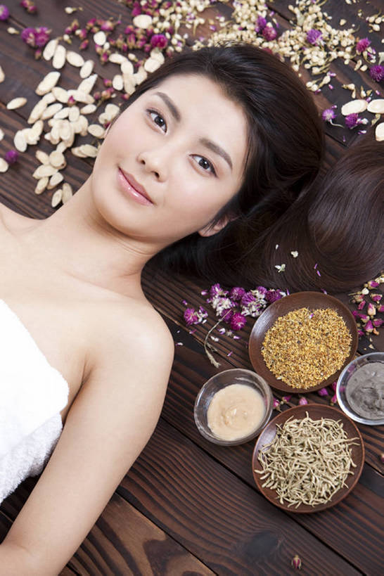 东方人,成年人,脸,头,脸颊,裸体,一个人,美容院,躺,微笑,竖图,俯视,特写,侧面,按摩,化妆,美容,快乐,幸福,信心,建材,建筑,桂花,石榴,水果,北京,中国,亚洲,仅一个年轻女性,仅一个女性,仅一个人,护肤,准备,丰富,发光,木制,包裹,材料,纺织物,木板,木材,食品,药草,注视,裸露,肩膀,木柴,茉莉,白色,盘子,精油,香薰,毛巾,红花,观察,看,清洁,保养,享受,休息,休闲,概念,健康,舒服,面膜,放松,活力,美女,SPA水疗,保健,芳香疗法,温泉浴场,摄影,建造,有机食品,木料,多样,护发素,观看,皮肤,保暖,光滑,散开,察看,卫生,维生素,高雅,优美,享乐,简单,草本,关爱,关注,清新,中国文化,肖像,裸,舒心,舒缓,香薰精油,中医,透气,东亚,健康食物,石榴籽,纯净,养颜,防水,美发用品,黄芪,忍冬,柔和,细腻,替代疗法,减压,平滑,储水,耐磨,吸水,美化,完美,香薰疗法,植物精油,党参,年轻女性,女人,女性,亚洲人,中国人,年轻人,头部,长发,脸部,脸蛋,面部,矿泉疗养地,仰卧,彩图,高角度拍摄,影棚拍摄,水疗,欢乐,抗氧化剂,SPA美容,魅力,美人,红巧梅,bj175