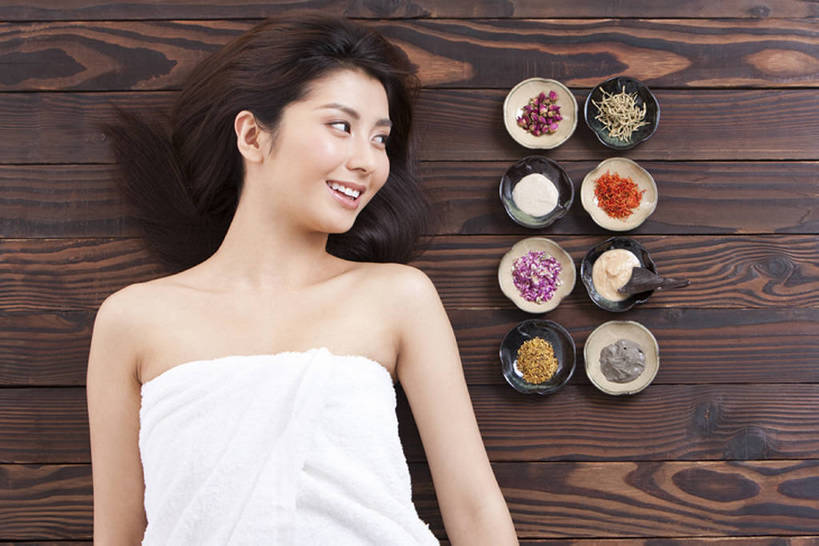 东方人,成年人,裸体,一个人,美容院,躺,笑,微笑,露齿笑,横图,正面,按摩,化妆,美容,快乐,幸福,信心,建材,建筑,桂花,北京,中国,亚洲,仅一个年轻女性,仅一个女性,仅一个人,护肤,准备,丰富,发光,木制,包裹,材料,纺织物,木板,木材,药草,裸露,木柴,白色,盘子,精油,香薰,毛巾,红花,清洁,保养,享受,休息,休闲,概念,健康,舒服,面膜,放松,活力,美女,SPA水疗,保健,芳香疗法,温泉浴场,摄影,建造,木料,多样,护发素,皮肤,保暖,光滑,卫生,高雅,优美,享乐,简单,草本,关爱,清新,中国文化,肖像,裸,舒心,舒缓,香薰精油,中医,透气,东亚,纯净,养颜,防水,美发用品,黄芪,忍冬,柔和,细腻,替代疗法,减压,平滑,储水,耐磨,吸水,美化,完美,香薰疗法,植物精油,年轻女性,女人,女性,亚洲人,中国人,年轻人,长发,矿泉疗养地,仰卧,半身,彩图,影棚拍摄,水疗,欢乐,SPA美容,魅力,美人,红巧梅,bj175