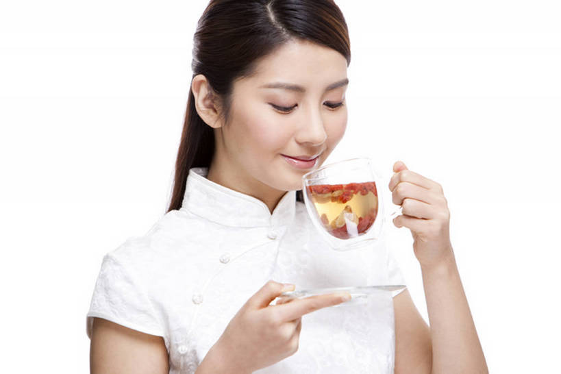 东方人,成年人,脸,头,脸颊,一个人,微笑,横图,留白,白色背景,正面,化妆,美容,快乐,幸福,茶,北京,中国,亚洲,仅一个年轻女性,仅一个女性,仅一个人,喝,护肤,准备,旗袍,食品,饮品,拿着,传统,饮食,肩膀,食物,饮料,茶碟,花茶,保养,享受,休息,休闲,健康,放松,活力,美女,保健,摄影,影棚,高雅,优美,享乐,草本,关爱,可口,清新,中国文化,摄影棚,肖像,中医,东亚,热饮,健康食物,养颜,美化,适口,年轻女性,女人,女性,亚洲人,中国人,年轻人,头部,长发,脸部,脸蛋,面部,茶杯,彩图,影棚拍摄,传统服装,欢乐,拍摄,SPA美容,魅力,传统文化,美人,红巧梅,尝,bj175