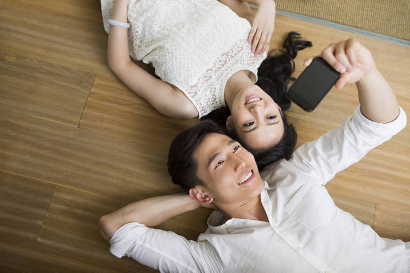 东方人,成年人,两个人,丈夫,妻子,家,举,笑,微笑,露齿笑,横图,俯视,室内,白天,快乐,幸福,建材,技术,地板,卧室,建筑,手机,北京,中国,亚洲,抱头,木制,材料,木板,木材,房屋,公寓,地面,休闲装,木地板,木柴,休息,休闲,舒服,放松,亲密,自拍,摄影,建造,木料,双手抱头,舒适,住房,享乐,房地产,智能手机,东亚,陪同,捧首,捧头,无线电技术,硬木,陪伴,男人,男性,年轻男性,年轻女性,女人,女性,白种人,亚洲人,中国人,年轻人,情侣,休闲活动,躺着,仰卧,半身,彩图,欢乐,伴随,bj175