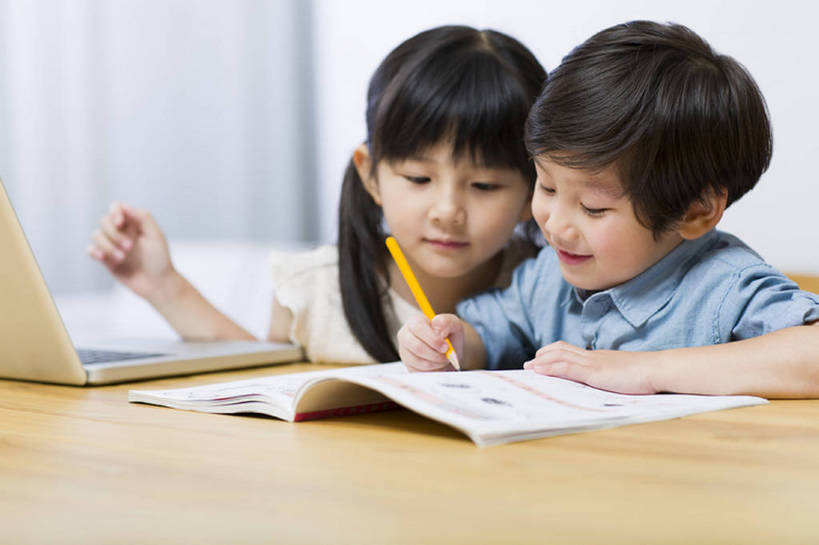 东方人,儿童,一个人,兄弟,姐妹,家,站,笑,微笑,露齿笑,横图,室内,白天,正面,快乐,友谊,幸福,纯洁,笔记本电脑,北京,中国,亚洲,写,学习,房屋,公寓,教育,休闲装,练习本,书桌,小孩,站着,休闲,家庭作业,可爱,亲密,童年,童趣,摄影,生长,协助,专心,住房,关爱,房地产,童真,东亚,烂漫,无邪,陪同,陪伴,天真,男孩,男人,男性,女孩,白种人,亚洲人,中国人,孩子,休闲活动,站立,半身,彩图,男生,好奇心,伴随,bj175