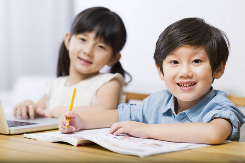 东方人,儿童,两个人,兄弟,姐妹,家,站,笑,微笑,露齿笑,横图,室内,白天,正面,快乐,友谊,幸福,纯洁,笔记本电脑,技术,北京,中国,亚洲,写,学习,房屋,公寓,教育,注视,休闲装,练习本,书桌,小孩,打字,观察,看,站着,休闲,家庭作业,可爱,亲密,童年,童趣,摄影,生长,观看,协助,察看,专心,住房,关爱,关注,房地产,网上冲浪,童真,东亚,烂漫,无邪,陪同,无线电技术,陪伴,天真,男孩,男人,男性,女孩,白种人,亚洲人,中国人,孩子,休闲活动,站立,半身,彩图,男生,好奇心,伴随,bj175