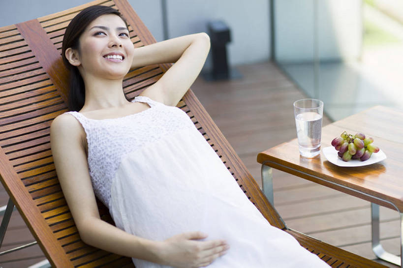 东方人,成年人,孕妇,腹部,一个人,家,捧,笑,摸,睡,微笑,露齿笑,横图,室外,白天,正面,快乐,满意,幸福,水,地板,阳台,桌子,葡萄,水果,椅子,玻璃,北京,中国,亚洲,仅一个年轻女性,仅一个女性,仅一个人,抱头,抚摸,房屋,躺椅,食品,地面,休闲装,饮食,木地板,饮料,白色,纯净水,夏天,休息,休闲,健康,舒服,怀孕,放松,摄影,生活方式,希望,午睡,双手抱头,住房,享乐,待产,孕妇装,房地产,东亚,健康食物,妊娠,准妈妈,捧首,捧头,开端,无忧无虑,年轻女性,女人,女性,白种人,亚洲人,中国人,年轻人,产妇,休闲活动,触摸,接触,困,困觉,捧着,寝息,睡觉,躺着,仰卧,坐着,彩图,高角度拍摄,欢乐,和蔼,小睡,bj175