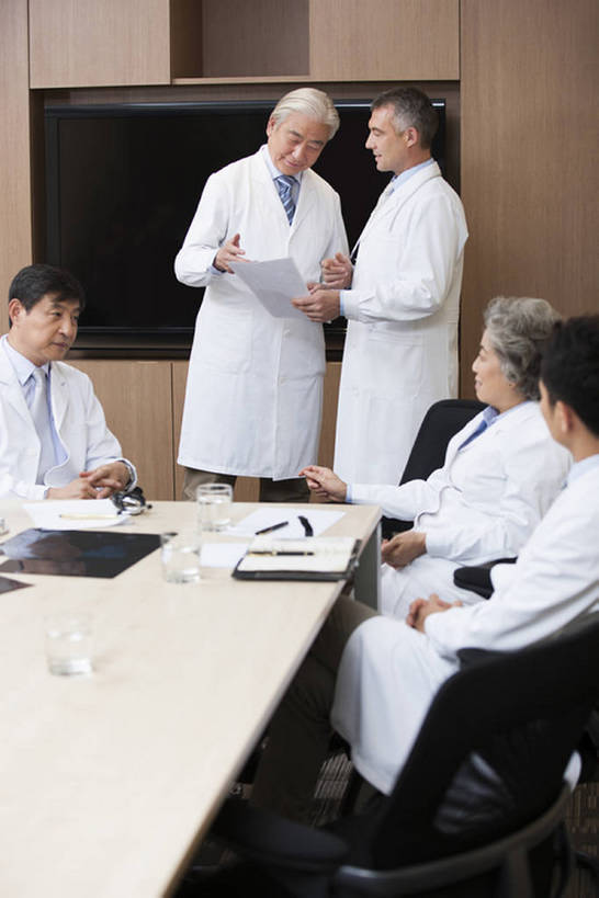 东方人,西方人,成年人,中年人,老年人,医生,会议室,医院,微笑,竖图,x光片,室内,白天,正面,侧面,工作服,制服,讨论,快乐,合作,团队,计划,技术,北京,欧洲,中国,欧洲人,亚洲,五个人,正装,会议,辐射,科学,医学,屏幕,会议桌,现代,白色,医护人员,医疗人员,职业,规划,亲密,摄影,技巧,医疗,科学技术,x射线,领导,解释,效率,智力,决心,手艺,x光,合伙,拜访,创新,东亚,实验服,陪同,外科医生,策略,工作制服,责任,技能,技艺,陪伴,想法,把握,团结,老年男性,老年女性,男人,男性,女人,女性,中年男性,白种人,亚洲人,中国人,大夫,沟通,说话,半身,彩图,工作套服,建议,妙技,院长,电磁波,电磁辐射,本领,掌控,伴随,bj175