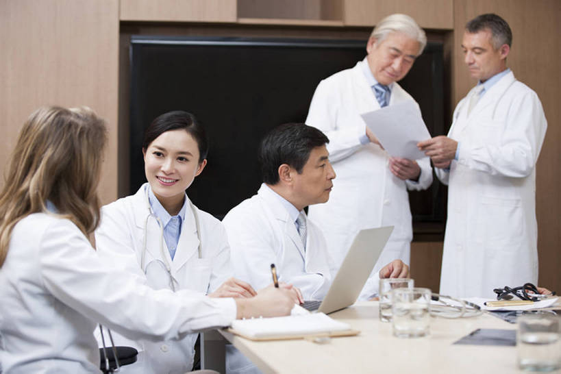 东方人,西方人,成年人,中年人,老年人,医生,会议室,医院,微笑,横图,室内,白天,正面,侧面,工作服,制服,讨论,快乐,合作,团队,计划,笔记本电脑,技术,北京,欧洲,中国,欧洲人,亚洲,五个人,敲打,正装,检查,会议,屏幕,会议桌,输入,现代,白色,打字,医护人员,医疗人员,职业,规划,亲密,摄影,查看,技巧,点击,敲击,领导,解释,效率,智力,决心,手艺,合伙,拜访,创新,东亚,实验服,陪同,外科医生,策略,工作制服,责任,技能,技艺,陪伴,想法,把握,团结,按键,老年男性,男人,男性,女人,女性,中年女性,白种人,亚洲人,中国人,大夫,沟通,说话,坐着,半身,彩图,工作套服,建议,妙技,院长,本领,掌控,伴随,bj175