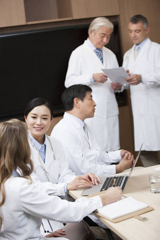 东方人,西方人,成年人,中年人,老年人,医生,会议室,医院,微笑,竖图,室内,白天,正面,侧面,工作服,制服,讨论,快乐,合作,团队,计划,笔记本电脑,技术,北京,欧洲,中国,欧洲人,亚洲,五个人,敲打,正装,检查,会议,屏幕,会议桌,输入,现代,白色,打字,医护人员,医疗人员,职业,规划,亲密,摄影,查看,技巧,点击,敲击,领导,解释,效率,智力,决心,手艺,合伙,拜访,创新,东亚,实验服,陪同,外科医生,策略,工作制服,责任,技能,技艺,陪伴,想法,把握,团结,按键,老年男性,男人,男性,女人,女性,中年女性,白种人,亚洲人,中国人,大夫,沟通,说话,坐着,半身,彩图,高角度拍摄,工作套服,建议,妙技,院长,本领,掌控,伴随,bj175