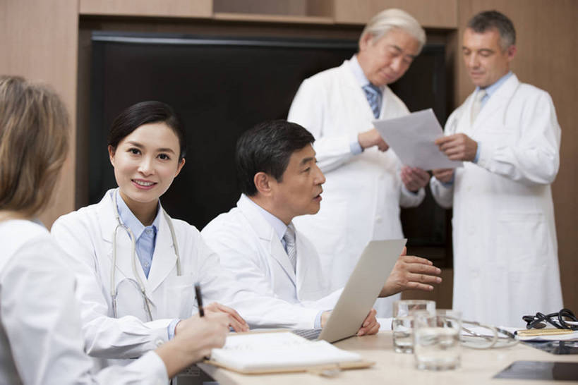 东方人,西方人,成年人,中年人,老年人,医生,会议室,医院,微笑,横图,室内,白天,正面,工作服,制服,讨论,快乐,合作,团队,计划,笔记本电脑,技术,北京,欧洲,中国,欧洲人,亚洲,五个人,敲打,正装,检查,会议,屏幕,会议桌,注视,输入,现代,白色,打字,观察,看,医护人员,医疗人员,职业,规划,亲密,摄影,查看,观看,技巧,点击,敲击,察看,领导,解释,效率,关注,智力,决心,肖像,手艺,合伙,拜访,创新,东亚,实验服,陪同,外科医生,策略,工作制服,责任,技能,技艺,陪伴,想法,把握,团结,按键,计算机,老年男性,男人,男性,女人,女性,中年女性,白种人,亚洲人,中国人,大夫,沟通,说话,坐着,半身,彩图,工作套服,建议,妙技,院长,本领,掌控,伴随,bj175