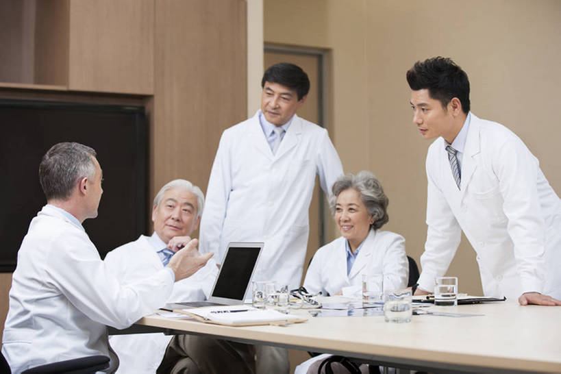 东方人,西方人,成年人,中年人,老年人,医生,会议室,医院,微笑,横图,室内,白天,侧面,工作服,制服,讨论,快乐,合作,团队,计划,笔记本电脑,技术,北京,欧洲,中国,欧洲人,亚洲,五个人,敲打,正装,会议,屏幕,会议桌,输入,现代,白色,打字,医护人员,医疗人员,职业,面对面,规划,亲密,摄影,技巧,点击,敲击,领导,解释,效率,智力,决心,手艺,合伙,拜访,创新,东亚,实验服,陪同,外科医生,策略,工作制服,责任,技能,技艺,陪伴,想法,把握,团结,按键,计算机,老年男性,老年女性,男人,男性,女人,女性,中年男性,白种人,亚洲人,中国人,大夫,沟通,说话,坐着,半身,彩图,工作套服,建议,妙技,院长,本领,掌控,伴随,bj175