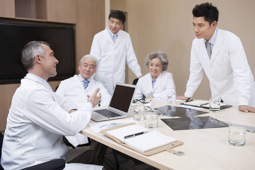 东方人,西方人,成年人,中年人,老年人,医生,会议室,医院,微笑,横图,室内,白天,侧面,工作服,制服,讨论,快乐,合作,团队,计划,笔记本电脑,技术,北京,欧洲,中国,欧洲人,亚洲,五个人,敲打,正装,会议,屏幕,会议桌,输入,现代,白色,打字,医护人员,医疗人员,职业,面对面,规划,亲密,摄影,技巧,点击,敲击,领导,解释,效率,智力,决心,手艺,合伙,拜访,创新,东亚,实验服,陪同,外科医生,策略,工作制服,责任,技能,技艺,陪伴,想法,把握,团结,按键,计算机,老年男性,老年女性,男人,男性,女人,女性,中年男性,白种人,亚洲人,中国人,大夫,沟通,说话,坐着,半身,彩图,工作套服,建议,妙技,院长,本领,掌控,伴随,bj175