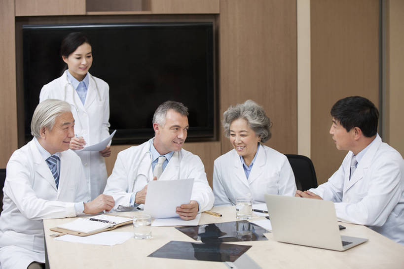 东方人,西方人,成年人,中年人,老年人,医生,会议室,医院,微笑,横图,室内,白天,正面,工作服,制服,讨论,快乐,合作,团队,计划,笔记本电脑,技术,北京,欧洲,中国,欧洲人,亚洲,五个人,敲打,正装,会议,屏幕,会议桌,输入,现代,白色,打字,医护人员,医疗人员,职业,规划,亲密,摄影,技巧,点击,敲击,领导,解释,效率,智力,决心,手艺,合伙,拜访,创新,东亚,实验服,陪同,外科医生,策略,工作制服,责任,技能,技艺,陪伴,想法,把握,团结,按键,计算机,老年男性,老年女性,男人,男性,女人,女性,中年女性,白种人,亚洲人,中国人,大夫,沟通,说话,坐着,半身,彩图,工作套服,建议,妙技,院长,本领,掌控,伴随,bj175