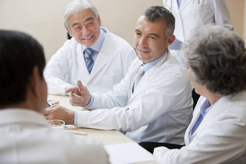 东方人,西方人,成年人,中年人,老年人,医生,会议室,医院,笑,微笑,露齿笑,横图,室内,白天,侧面,工作服,制服,讨论,快乐,合作,团队,计划,技术,北京,欧洲,中国,欧洲人,亚洲,五个人,正装,会议,会议桌,现代,白色,医护人员,医疗人员,职业,面对面,规划,亲密,摄影,技巧,领导,解释,效率,智力,决心,手艺,合伙,拜访,创新,东亚,实验服,陪同,外科医生,策略,工作制服,责任,技能,技艺,陪伴,想法,把握,团结,老年男性,老年女性,男人,男性,女人,女性,中年女性,白种人,亚洲人,中国人,大夫,沟通,说话,坐着,半身,彩图,工作套服,建议,妙技,院长,本领,掌控,伴随,bj175