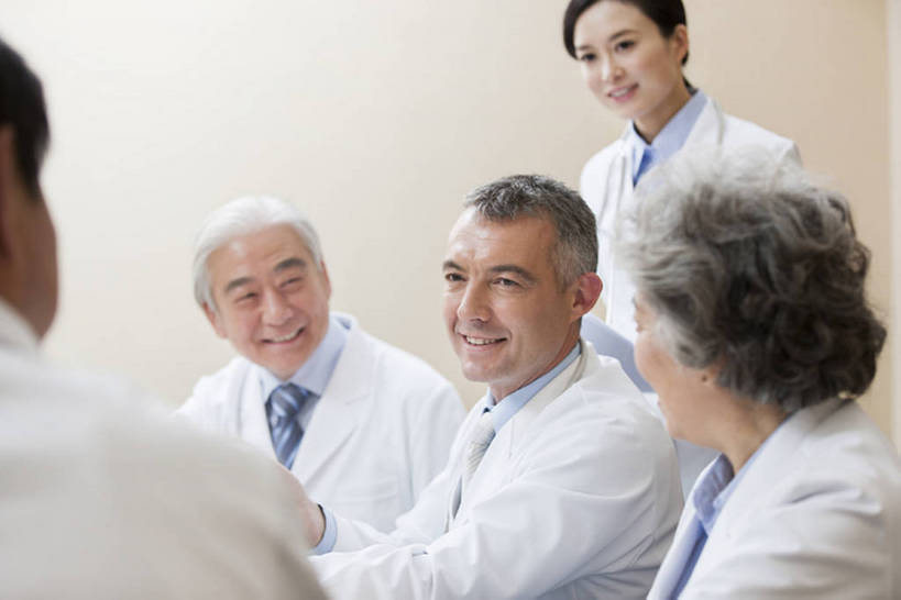 东方人,西方人,成年人,中年人,老年人,医生,会议室,医院,笑,微笑,露齿笑,横图,室内,白天,侧面,工作服,制服,讨论,快乐,合作,团队,计划,技术,北京,欧洲,中国,欧洲人,亚洲,五个人,正装,会议,会议桌,现代,白色,医护人员,医疗人员,职业,面对面,规划,亲密,摄影,技巧,领导,解释,效率,智力,决心,手艺,合伙,拜访,创新,东亚,实验服,陪同,外科医生,策略,工作制服,责任,技能,技艺,陪伴,想法,把握,团结,老年男性,老年女性,男人,男性,女人,女性,中年女性,白种人,亚洲人,中国人,大夫,沟通,说话,坐着,半身,彩图,工作套服,建议,妙技,院长,本领,掌控,伴随,bj175