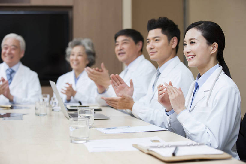 东方人,成年人,中年人,老年人,医生,会议室,医院,笑,鼓掌,微笑,露齿笑,横图,室内,白天,侧面,工作服,制服,快乐,兴奋,幸福,成功,合作,团队,计划,笔记本电脑,技术,北京,中国,亚洲,五个人,正装,欢呼,庆祝,会议,屏幕,会议桌,听,现代,刺激,白色,医护人员,医疗人员,职业,规划,亲密,同意,摄影,技巧,领导,成就,智力,决心,手艺,合伙,创新,东亚,实验服,陪同,外科医生,策略,工作制服,责任,技能,技艺,陪伴,想法,把握,团结,老年男性,老年女性,男人,男性,女人,女性,中年男性,中年女性,亚洲人,中国人,大夫,坐着,半身,彩图,工作套服,妙技,院长,本领,好消息,掌控,伴随,bj175