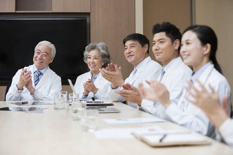 东方人,成年人,中年人,老年人,医生,会议室,医院,笑,鼓掌,微笑,露齿笑,横图,室内,白天,侧面,工作服,制服,快乐,兴奋,幸福,成功,合作,团队,计划,笔记本电脑,技术,北京,中国,亚洲,五个人,正装,欢呼,庆祝,会议,屏幕,会议桌,听,现代,刺激,白色,医护人员,医疗人员,职业,规划,亲密,同意,摄影,技巧,领导,成就,智力,决心,手艺,合伙,创新,东亚,实验服,陪同,外科医生,策略,工作制服,责任,技能,技艺,陪伴,想法,把握,团结,老年男性,老年女性,男人,男性,女人,女性,中年男性,中年女性,亚洲人,中国人,大夫,坐着,半身,彩图,工作套服,妙技,院长,本领,好消息,掌控,伴随,bj175