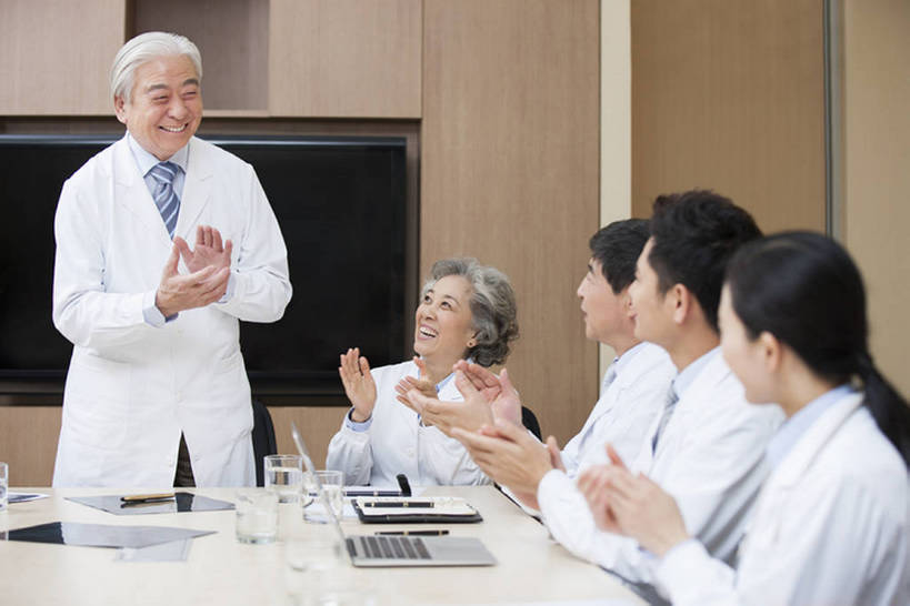 东方人,成年人,中年人,老年人,医生,会议室,医院,笑,鼓掌,微笑,露齿笑,横图,室内,白天,正面,工作服,制服,快乐,兴奋,幸福,成功,合作,团队,计划,笔记本电脑,技术,北京,中国,亚洲,五个人,正装,欢呼,庆祝,会议,屏幕,会议桌,听,现代,刺激,白色,演讲,医护人员,医疗人员,职业,规划,亲密,同意,摄影,技巧,领导,成就,智力,决心,手艺,合伙,创新,东亚,实验服,陪同,外科医生,策略,工作制服,责任,技能,技艺,陪伴,想法,把握,团结,老年男性,老年女性,男人,男性,女人,女性,中年男性,中年女性,亚洲人,中国人,大夫,坐着,半身,彩图,工作套服,妙技,院长,本领,好消息,掌控,伴随,bj175