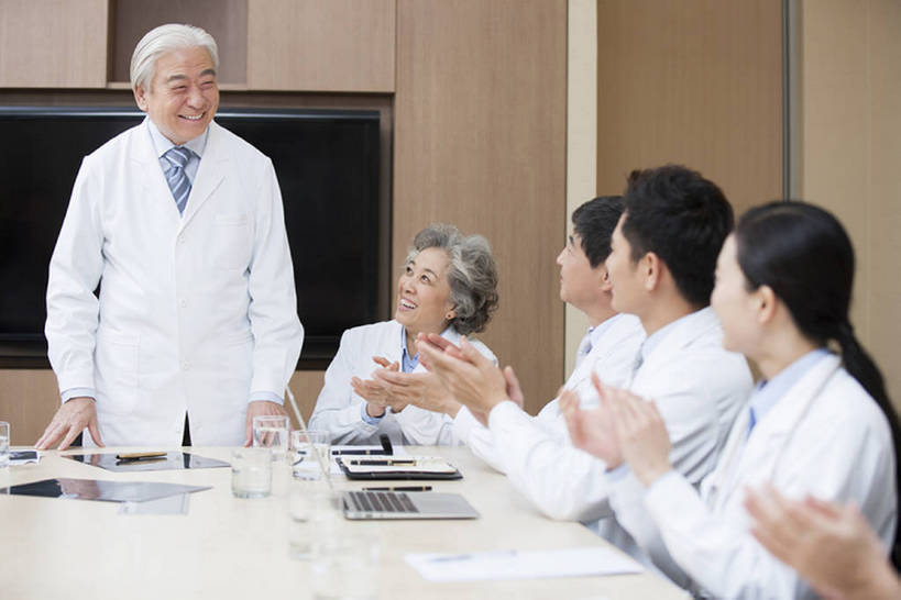 东方人,成年人,中年人,老年人,医生,会议室,医院,笑,鼓掌,微笑,露齿笑,横图,室内,白天,正面,工作服,制服,快乐,兴奋,幸福,成功,合作,团队,计划,笔记本电脑,技术,北京,中国,亚洲,五个人,正装,欢呼,庆祝,会议,屏幕,会议桌,听,现代,刺激,白色,演讲,医护人员,医疗人员,职业,规划,亲密,同意,摄影,技巧,领导,成就,智力,决心,手艺,合伙,创新,东亚,实验服,陪同,外科医生,策略,工作制服,责任,技能,技艺,陪伴,想法,把握,团结,老年男性,老年女性,男人,男性,女人,女性,中年男性,中年女性,亚洲人,中国人,大夫,坐着,半身,彩图,工作套服,妙技,院长,本领,好消息,掌控,伴随,bj175