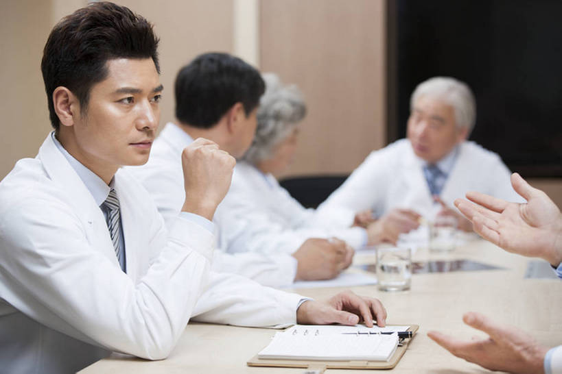 东方人,西方人,成年人,中年人,老年人,医生,会议室,医院,横图,室内,白天,侧面,工作服,制服,讨论,骄傲,合作,团队,信心,计划,技术,北京,欧洲,中国,欧洲人,亚洲,五个人,正装,工作,会议,会议桌,现代,白色,医护人员,医疗人员,职业,规划,亲密,摄影,技巧,成就,智力,决心,手艺,合伙,拜访,创新,东亚,实验服,陪同,外科医生,策略,工作制服,责任,技能,技艺,陪伴,认真,团结,信任,老年男性,老年女性,男人,男性,女人,女性,中年男性,白种人,亚洲人,中国人,大夫,沟通,说话,坐着,半身,彩图,工作套服,妙技,院长,本领,伴随,bj175