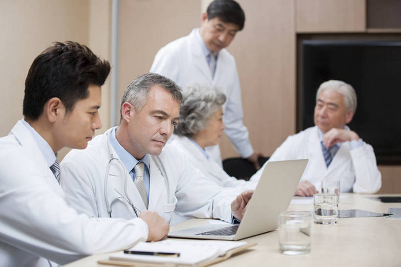 东方人,西方人,成年人,中年人,老年人,医生,会议室,医院,横图,室内,白天,侧面,工作服,制服,合作,团队,信心,计划,笔记本电脑,技术,北京,欧洲,中国,欧洲人,亚洲,五个人,敲打,正装,工作,会议,屏幕,会议桌,输入,现代,白色,打字,医护人员,医疗人员,职业,规划,亲密,摄影,技巧,点击,敲击,成就,智力,决心,手艺,网上冲浪,合伙,拜访,创新,东亚,实验服,陪同,外科医生,策略,工作制服,无线电技术,责任,技能,技艺,陪伴,认真,团结,信任,按键,计算机,老年男性,老年女性,男人,男性,女人,女性,中年男性,白种人,亚洲人,中国人,大夫,坐着,半身,彩图,工作套服,妙技,院长,本领,伴随,bj175