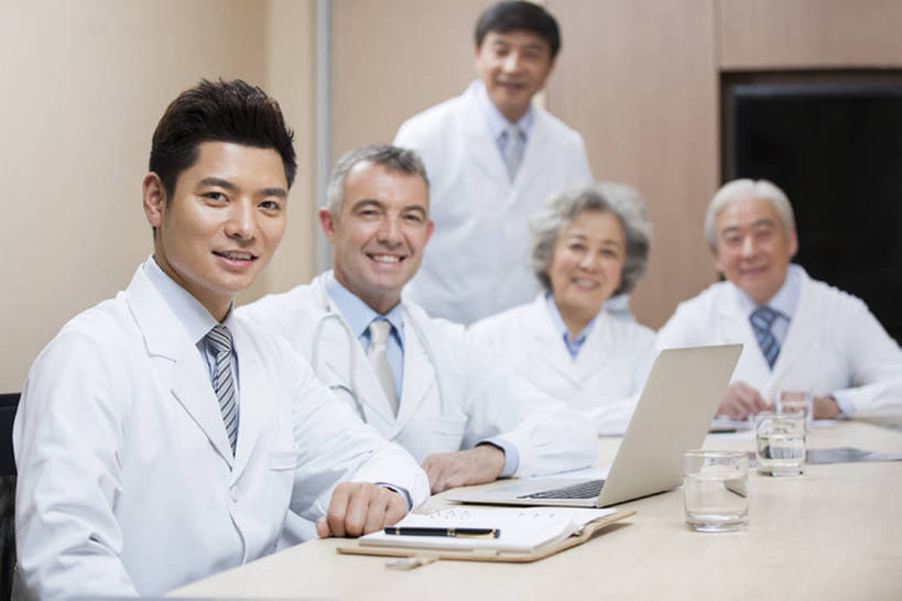 东方人,西方人,成年人,中年人,老年人,医生,会议室,医院,笑,微笑,露齿笑,横图,室内,白天,侧面,工作服,制服,快乐,幸福,热情,合作,团队,信心,计划,笔记本电脑,技术,北京,欧洲,中国,欧洲人,亚洲,五个人,敲打,正装,工作,会议,屏幕,会议桌,注视,输入,现代,白色,打字,观察,看,医护人员,医疗人员,职业,规划,亲密,摄影,观看,技巧,点击,敲击,察看,成就,关注,智力,决心,肖像,手艺,网上冲浪,合伙,拜访,创新,东亚,实验服,陪同,外科医生,策略,工作制服,无线电技术,责任,技能,技艺,陪伴,团结,信任,按键,计算机,老年男性,老年女性,男人,男性,女人,女性,中年男性,白种人,亚洲人,中国人,大夫,坐着,半身,彩图,工作套服,妙技,院长,本领,伴随,bj175