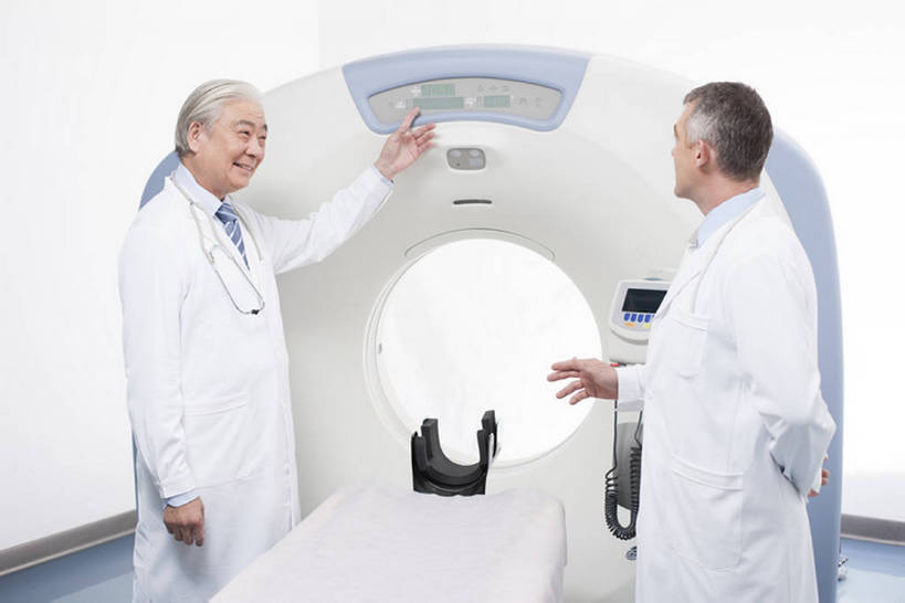 东方人,西方人,成年人,中年人,老年人,两个人,医生,医院,笑,微笑,露齿笑,横图,x光片,室内,白天,侧面,工作服,制服,讨论,快乐,幸福,合作,团队,机器,技术,北京,欧洲,中国,欧洲人,亚洲,正装,检查,辐射,科学,医学,设备,现代,听诊器,站着,医护人员,医疗人员,职业,面对面,机械,亲密,服务,摄影,查看,技巧,控制,体检,医疗,医疗设备,卫生,科学技术,x射线,智力,手艺,医疗器械,x光,核磁共振,合伙,拜访,东亚,核磁共振成像,背手,实验服,MRI扫描仪,磁共振成像,核磁共振技术,工作制服,责任,技能,技艺,信任,老年男性,男人,男性,白种人,亚洲人,中国人,大夫,沟通,彩图,工作套服,妙技,院长,电磁波,电磁辐射,本领,放射疗法,体格检查,专家,bj175