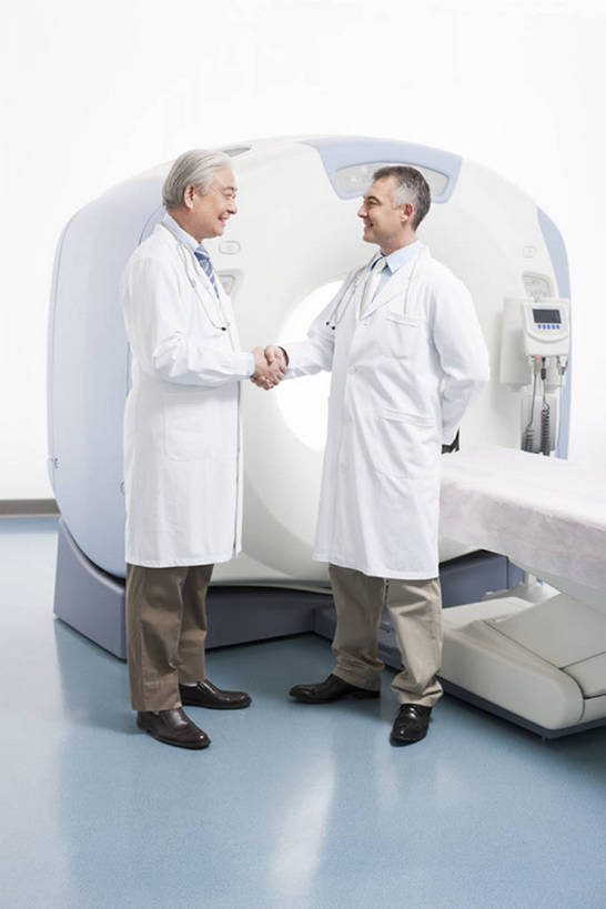 东方人,西方人,成年人,中年人,老年人,四个人,医生,办公室,医院,握手,笑,微笑,露齿笑,竖图,x光片,室内,侧面,工作服,制服,快乐,幸福,成功,合作,团队,信心,机器,技术,北京,欧洲,中国,欧洲人,亚洲,正装,检查,工作,辐射,科学,医学,器材,放射,设备,现代,白色,听诊器,医疗用品,站着,医护人员,医疗人员,职业,面对面,机械,力量,亲密,同意,服务,摄影,技巧,支撑,权威,体检,医疗,医疗设备,卫生,科学技术,x射线,享乐,成就,努力,手艺,医疗器械,x光,核磁共振,医疗工具,合伙,挑战,拜访,东亚,核磁共振成像,实验服,陪同,CAT扫描仪,MRI扫描仪,可靠,磁共振成像,核磁共振技术,工作制服,责任,无线电波,贡献,技能,技艺,陪伴,检测工具,团结,信任,老年男性,男人,男性,女人,女性,中年女性,白种人,亚洲人,中国人,大夫,彩图,全身,工作套服,欢乐,计算机X射线轴向分层造影扫描仪,计算机轴向断层扫描,平板扫描仪,妙技,院长,电磁波,电磁辐射,本领,PET扫描仪,放射疗法,好消息,体格检查,伴随,专家,bj175